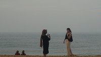 Banyak wisatawan yang datang ke sini bersama keluarga, teman, bahkan pasangan. Mereka asyik saja menikmati senja di pantai Samudra Indah sambil foto-foto. 