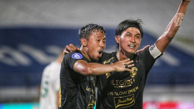Pemain Arema Kushedya Yudo dan Johan Alfarizi.