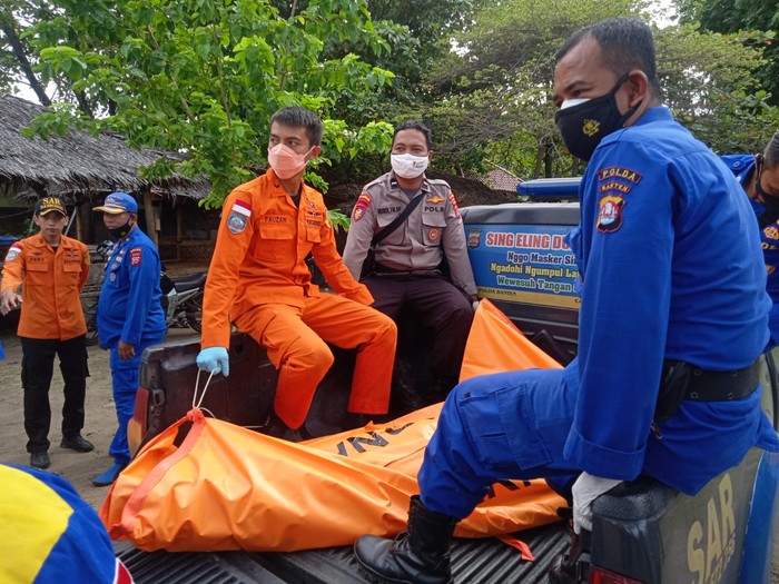 Penemuan mayat tanpa identitas di pulau Merak Kecil, Banten.