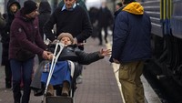 Seorang nenek menggunakan kursi roda berada di stasiun kereta untuk mengungsi di Kiev, Ukraina, Kamis (3/3/2002).  (AP Photo/Vadim Ghirda)
