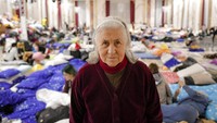Nenek 85 tahun, Nellya Nahorna berada di penampungan sementara di Suceava, Romania, Jumat (4/3/2022). Ia mengungsi bersama anak perempuannya, Olena Yefanova dari kota Zaporizhzhia, Ukraina. (AP Photo/Andreea Alexandru)