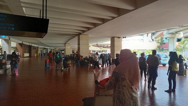 Penumpang pesawat di Bandara Soekarno Hatta (Soetta) menyambut positif penghapusan hasil swab antigen atau PCR sebagai syarat penerbangan.