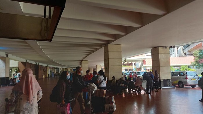 Penumpang pesawat di Bandara Soekarno Hatta (Soetta) menyambut positif penghapusan hasil swab antigen atau PCR sebagai syarat penerbangan.
