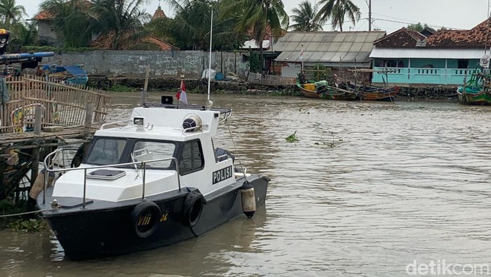 Perahu mesin Polair Karawang tengah disiapkan dalam evakuasi