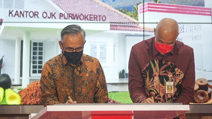 Ketua Dewan Komisioner Otoritas Jasa Keuangan (OJK) Wimboh Santoso memberikan sambutan pada peresmian kantor OJK Purwokerto, Banyumas, Jateng, Selasa (8/3/2022). Dalam kunjunganya, Ketua Dewan Komisioner OJK Wimboh Santoso bersama Wakil Ketua Dewan Komisioner OJK Nurhaida juga meresmikan Kantor OJK Purwokerto dan meninjau pelaksanaan vaksinasi dosis ketiga serta menghadiri acara saresehan Industri Jasa Keuangan di Jawa Tengah. ANTARA FOTO/Idhad Zakaria/tom.