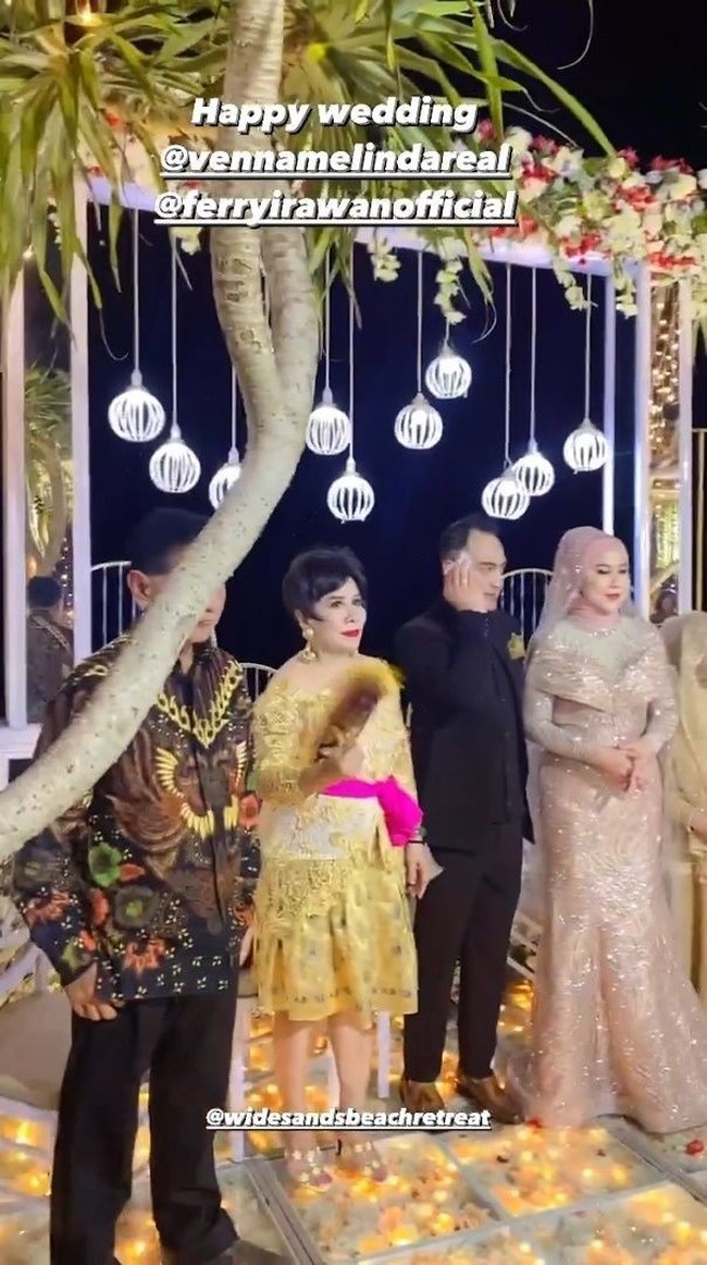 Dekorasi di resepsi pernikahan Venna dan Ferry itu terlihat simpel namun tetap elegan. Terdapat lantai kaca yang dihias sedemikian rupa dengan lampu-lampu berwarna kuning. Dekorasi di resepsi pernikahannya itu tampak didominasi oleh warna coklat kekuningan. Foto: Instagram