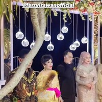 Dekorasi di resepsi pernikahan Venna dan Ferry itu terlihat simpel namun tetap elegan. Terdapat lantai kaca yang dihias sedemikian rupa dengan lampu-lampu berwarna kuning. Dekorasi di resepsi pernikahannya itu tampak didominasi oleh warna coklat kekuningan. Foto: Instagram