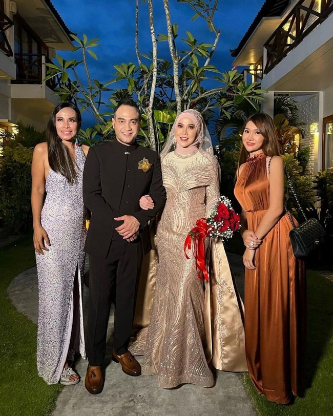 Tak lupa Venna dan Ferry pun tampak berfoto bersama para tamu undangan untuk diabadikan. Jadi pasangan baru, pesona Venna dan Ferry tampak begitu terpancar ya.. Foto: Instagram