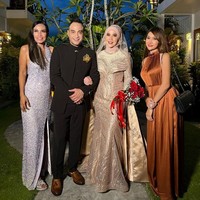 Tak lupa Venna dan Ferry pun tampak berfoto bersama para tamu undangan untuk diabadikan. Jadi pasangan baru, pesona Venna dan Ferry tampak begitu terpancar ya.. Foto: Instagram