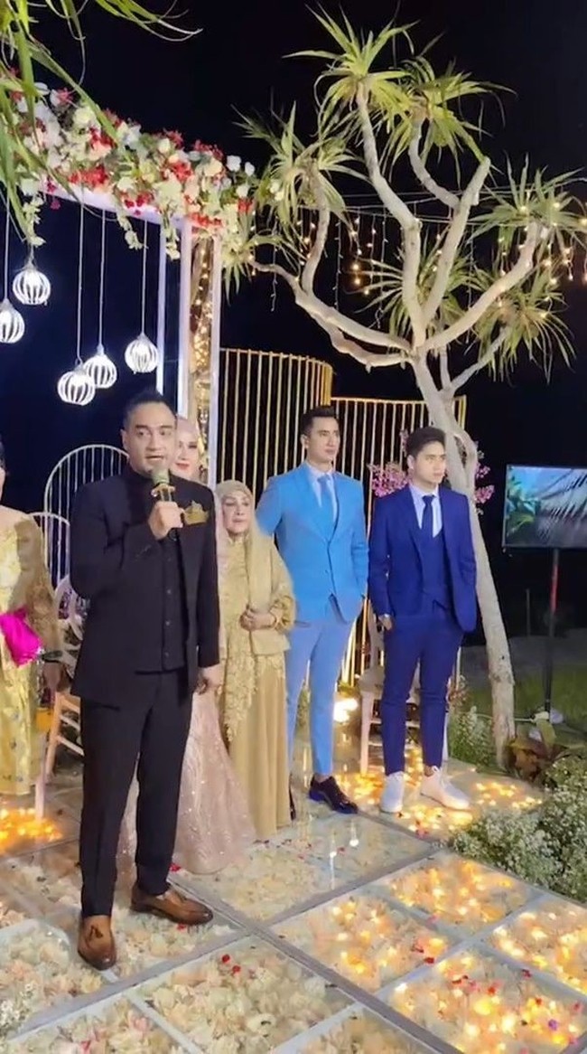 Kedua anak Venna Melinda, Verrell Bramasta dan Athalla Naufal juga tampak hadir di resepsi tersebut. Verrell dan Athalla terlihat kompak mengenakan setelan jas berwarna biru. Foto: Instagram