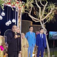 Kedua anak Venna Melinda, Verrell Bramasta dan Athalla Naufal juga tampak hadir di resepsi tersebut. Verrell dan Athalla terlihat kompak mengenakan setelan jas berwarna biru. Foto: Instagram