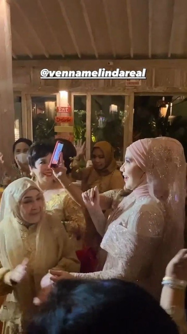 Acara resepsi Venna dan Ferry itu terlihat meriah dengan diihadiri oleh para tamu undangan dan kelarga. Di tengah-tengah acara Venna juga tampak menghampiri para tamu dan berfoto bersama. Foto: Instagram