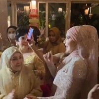 Acara resepsi Venna dan Ferry itu terlihat meriah dengan diihadiri oleh para tamu undangan dan kelarga. Di tengah-tengah acara Venna juga tampak menghampiri para tamu dan berfoto bersama. Foto: Instagram