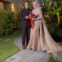 Venna dann Ferry terlihat begitu serasi. Ferry tampil dengan mengenakan setelan berwarna hitam dan sepatu berwarna coklat, sedangan Venna tampil cantik mengenakan gaun berwarna coklat keemasan. Bagaimana penampilan keduanya menurutmu? Foto: Instagram