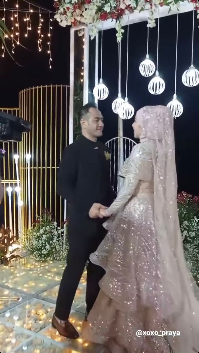 Sebelumnya Venna dan Ferry sendiri sudah berpacaran sekitar kurang lebih 6 bulan. Di momen spesialnya itu Venna dan Ferry terlihat begitu bahagia. Keduanya juga terlihat mesra. Foto: Instagram