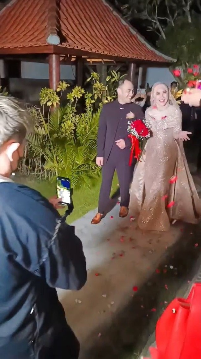 Usai melaksanakan akad nikah, Venna dan Ferry kemudian melanjutkan dengan menggelar acara resepsi di hari dan tempat yang sama. Keduanya memilih sebuah resor di pinggir pantai untuk acara spesialnya itu. Foto: Instagram