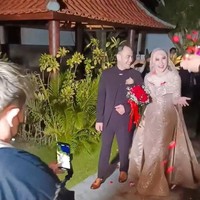 Usai melaksanakan akad nikah, Venna dan Ferry kemudian melanjutkan dengan menggelar acara resepsi di hari dan tempat yang sama. Keduanya memilih sebuah resor di pinggir pantai untuk acara spesialnya itu. Foto: Instagram