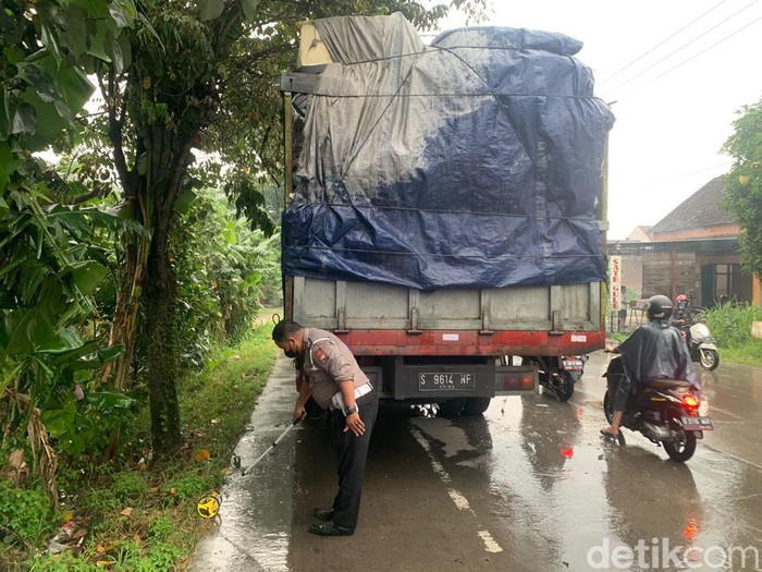 Petugas olah TKP Kecelakaan di Mojokerto