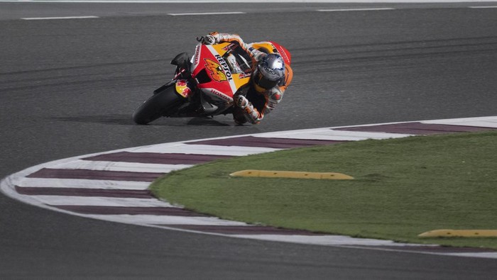 DOHA, QATAR - MARCH 06: Pol Espargaro of Spain and Repsol Honda Team rounds the bend during the MotoGP race during the MotoGP of Qatar at Losail Circuit on March 06, 2022 in Doha, Qatar. (Photo by Mirco Lazzari gp/Getty Images,)