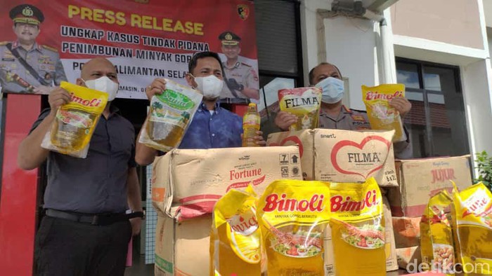 Polda Kalsel membongkar upaya penimbunan minyak goreng di Kabupaten Banjar.(Muhammad Risanta/detikcom)