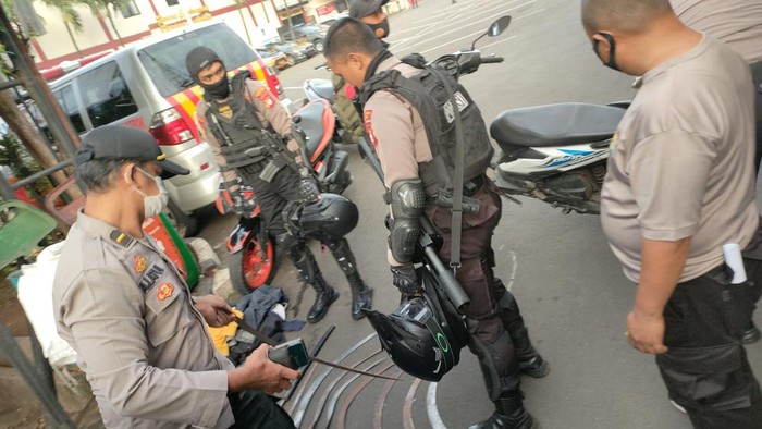 Polisi mengamankan 13 senjata tajam dari kelompok gangster di Depok