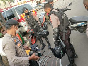 Gangster di Depok Kocar-kacir Dikejar Polisi, 3 Ditangkap-13 Sajam Disita