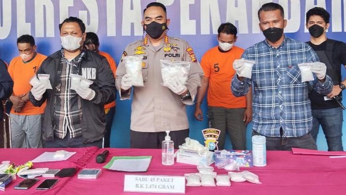Polisi menunjukkan barang bukti 2,4 Kg sabu