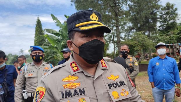 Polisi, TNI dan Satpol PP bersih-bersih sampah di Sungai Ciliwung, Bogor