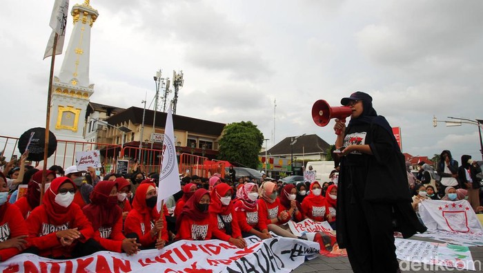 Potret Aksi Memperingati Hari Perempuan di Yogyakarta Masa aksi yang tergabung dalam Komite Internasional Women's Day menyambut hari Perempuan Internasional dengan aksi turun ke jalan di simpang empat Tugu Pal Putih, Yogyakarta, Selasa (8/3/2022). Aksi turun kejalan kali ini mengangkat tema Bersama Perempuan Melawan Diskriminasi, Kapitalisme, dan Kekerasan Seksual.