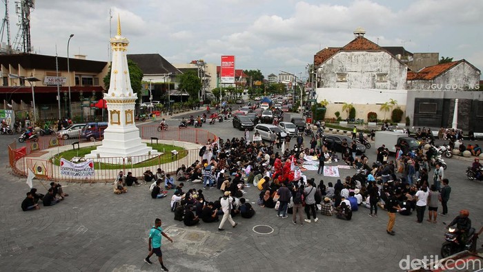 Masa aksi yang tergabung dalam Komite Internasional Women's Day menyambut hari Perempuan Internasional dengan aksi turun ke jalan di simpang empat Tugu Pal Putih, Yogyakarta, Selasa (8/3/2022). Aksi turun kejalan kali ini mengangkat tema Bersama Perempuan Melawan Diskriminasi, Kapitalisme, dan Kekerasan Seksual.