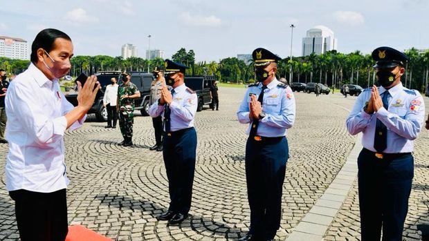 Presiden Joko Widodo bertolak menuju Pelabuhan Patimban, Kabupaten Subang, Provinsi Jawa Barat untuk melakukan kunjungan kerja, Selasa (8/3/2022). (Foto: Laily Rachev - Biro Pers Sekretariat Presiden)