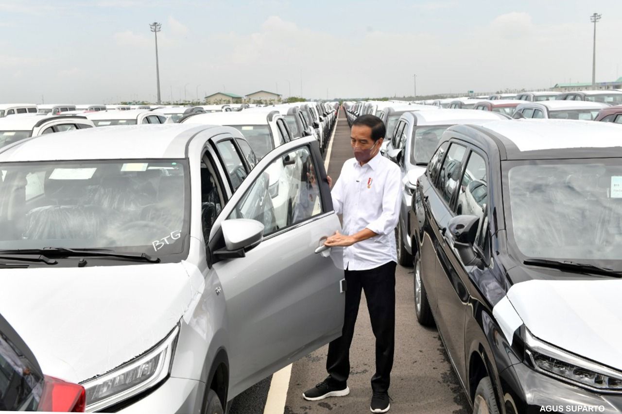 Presiden Joko Widodo (Jokowi) meninjauan unit-unit mobil siap untuk diekspor di Kawasan Pelabuhan Patimban, Kabupaten Subang, Selasa (8/3/2022). (Foto: Agus Suparto)