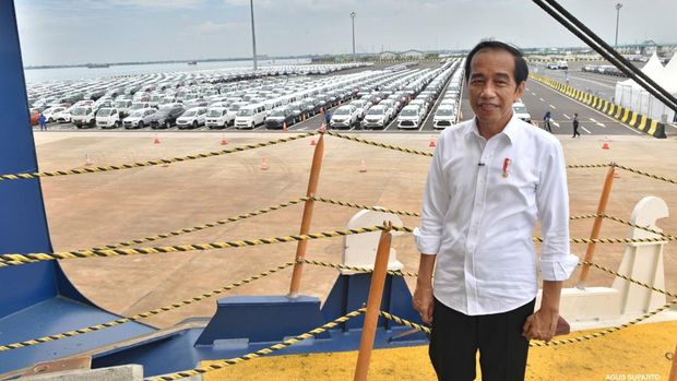 Presiden Joko Widodo (Jokowi) meninjauan unit-unit mobil siap untuk diekspor di Kawasan Pelabuhan Patimban, Kabupaten Subang, Selasa (8/3/2022). (Foto: Agus Suparto)