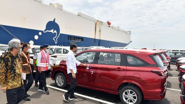 Presiden Joko Widodo (Jokowi) meninjauan unit-unit mobil siap untuk diekspor di Kawasan Pelabuhan Patimban, Kabupaten Subang, Selasa (8/3/2022). (Foto: Agus Suparto)