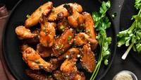 Buat penyuka rasa manis legit pasti doyan chicken wings bumbu kecap madu. Balutan bumbu yang manis bikin rasa sayap ayam semakin enak. Kalau mau bikin lihat resepnya di sini. Foto: iStock