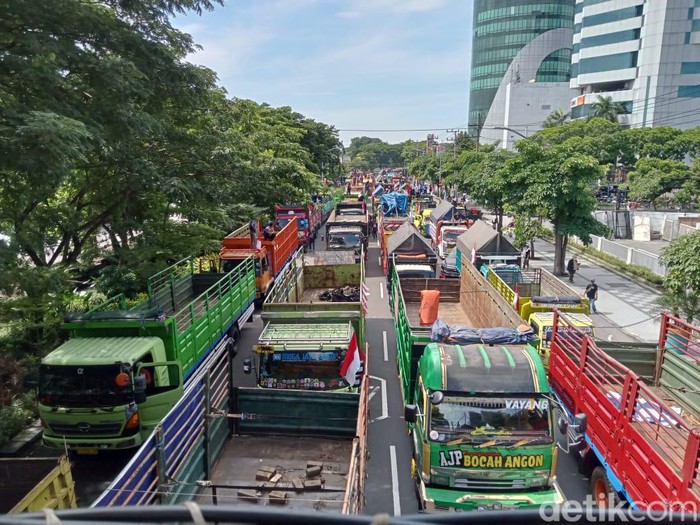 Ribuan sopir truk demo di A Yani Surabaya