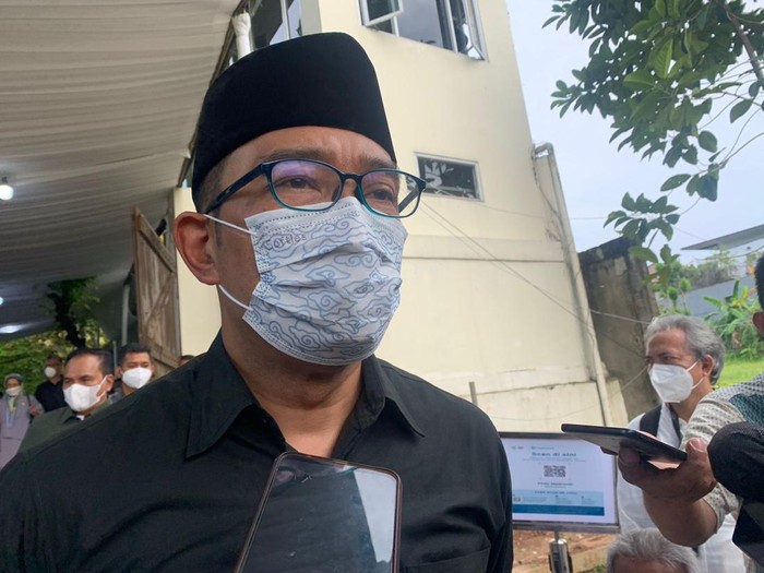 Ridwan Kamil melayat ke rumah duka Arifin Panigoro