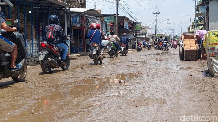 Ruas Jalan Pembangunan di Desa Cihampelas, Kecamatan Cihampelas, Kabupaten Bandung Barat (KBB) yang sempat diperbaiki alakadarnya oleh Pemda KBB kini sudah rusak lagi. Ruas Jalan Pembangunan di Desa Cihampelas, Kecamatan Cihampelas, Kabupaten Bandung Barat (KBB) yang sempat diperbaiki alakadarnya oleh Pemda KBB kini sudah rusak lagi.