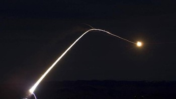 Stinger dapat dipakai di pertempuran di perkotaan di mana kru yang mengoperasikannya dapat bersembunyi di bunker atau bangunan dan menembak helikopter serta pesawat yang terbang rendah, sebut pengamat militer. Foto: Raytheon