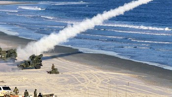 Misil ini dapat menembak jatuh helikopter, tapi bisa pula mengincar pesawat yang terbang rendah, drone, sampai misil yang ditembakkan oleh musuh. Foto: Raytheon