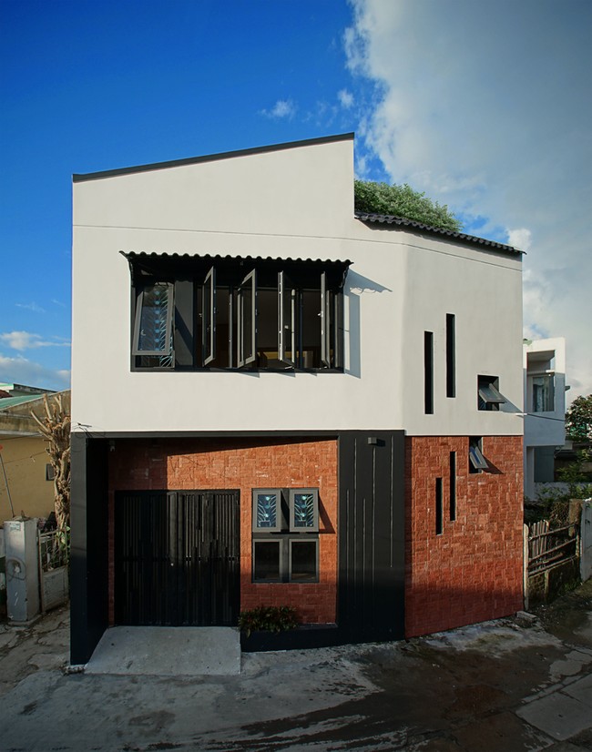 Rumah yang berdiri di daerah padat penduduk ini dari luar tampak sederhana. Namun begitu melihat bagian dalamnya, membuat langsung terkesima. Foto: Arch Daily/ NguyenCuong