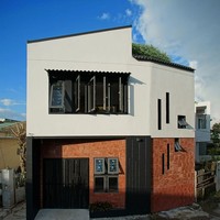 Rumah yang berdiri di daerah padat penduduk ini dari luar tampak sederhana. Namun begitu melihat bagian dalamnya, membuat langsung terkesima. Foto: Arch Daily/ NguyenCuong