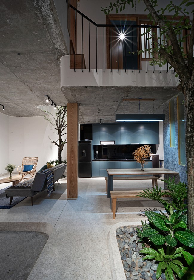 Untuk membuat rumah terasa sejuk di lahan sempit yang terletak di negara beriklim tropis seperti Vietnam, setiap pipntu dikelilingi tanaman hijau hidup. Tanaman ini berfungsi sebagai AC alami. Foto: Arch Daily/ NguyenCuong