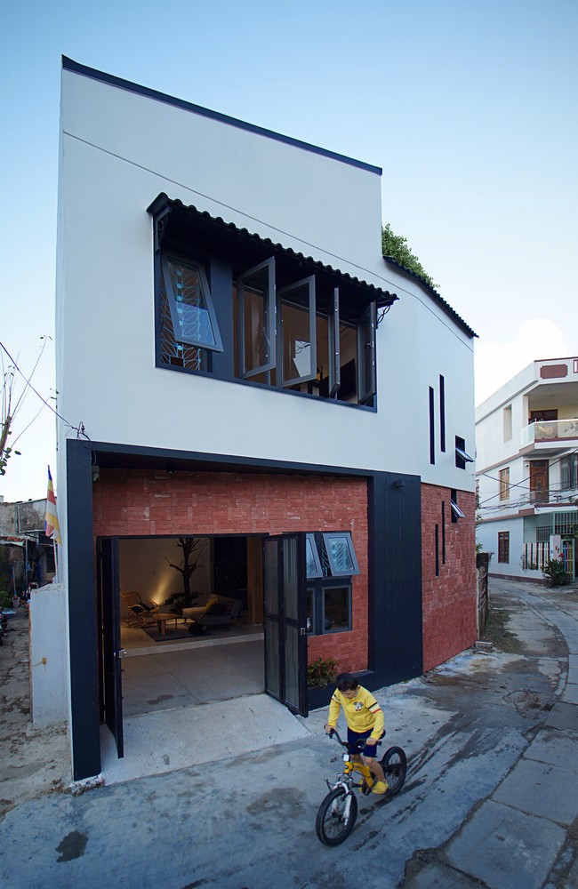 Rumah ini bisa jadi inspirasi kamu dalam merancang tempat tinggal di lahan terbatas. Simpel, minimalis dan natural. Foto: Arch Daily/ NguyenCuong