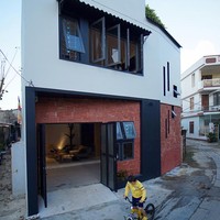 Rumah ini bisa jadi inspirasi kamu dalam merancang tempat tinggal di lahan terbatas. Simpel, minimalis dan natural. Foto: Arch Daily/ NguyenCuong