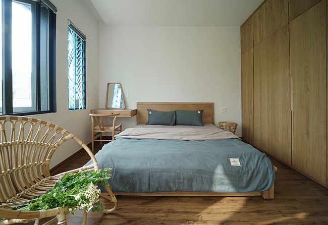 Rumah memiliki banyak jendela untuk menghemat energi. Mulai dari energi untuk penerangan hingga pendingin ruangan. Foto: Arch Daily/ NguyenCuong