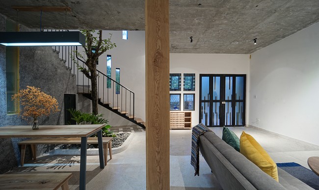 Rumah yang berada di Vietnam ini dinamakan Daisy House. Terinspirasi dari hobi pemiliknya yang suka memelihara bunga Aster atau Daisy dan ingin mengaplikasikannya pada desain interior. Foto: Arch Daily/ NguyenCuong