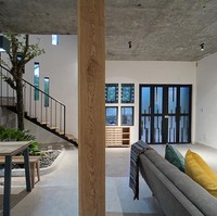 Rumah yang berada di Vietnam ini dinamakan Daisy House. Terinspirasi dari hobi pemiliknya yang suka memelihara bunga Aster atau Daisy dan ingin mengaplikasikannya pada desain interior. Foto: Arch Daily/ NguyenCuong