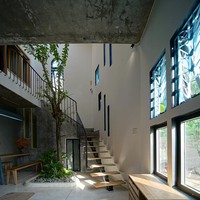 Terdapat area terbuka, tak hanya satu, tapi juga dua yang menghubungkan semua ruangan di dalam rumah. Area yang menempati 1/3 ruang ini memberi kesan luas dan lega, juga sebagai tempat sirkulasi udara yang memadai. Foto: Arch Daily/ NguyenCuong