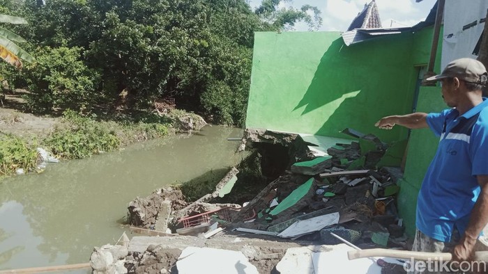 Rumah salah satu warga di Polanharjo, Klaten, terancam longsor tergerus banjir, Selasa (8/3/2022).